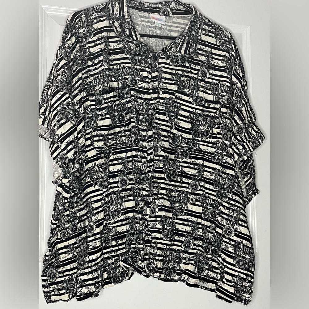LulaRoe Amy Black/White Floral top